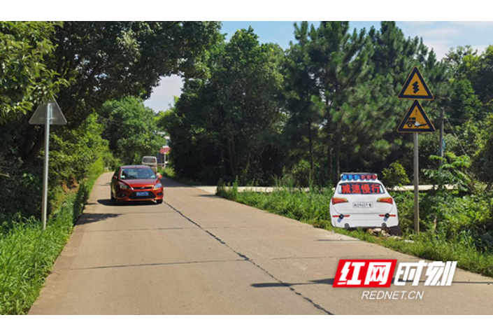 衡山：仿真警车上路“执勤” 驾驶员请减速慢行
