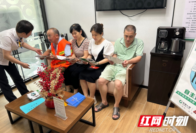 中国人寿衡阳分公司开展“夏日驿站送清凉 消保知识齐分享”活动