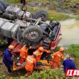 衡阳：货车侧翻坠入河中 消防紧急救援