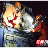衡阳：两货车相撞 司机被卡 消防紧急救援
