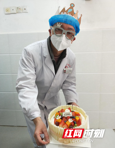 1月31日，南华大学附属南华医院感染科医生钟哲峰在隔离区迎来了43岁生日。袁云帆 .jpg