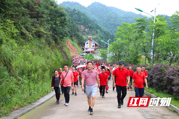 倡导健康生活，感受体育魅力 湖南环境生物职院开展登山健步走活动