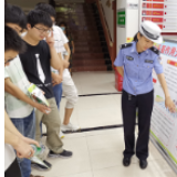 雁峰交警深入社区开展“一盔一带”宣教活动