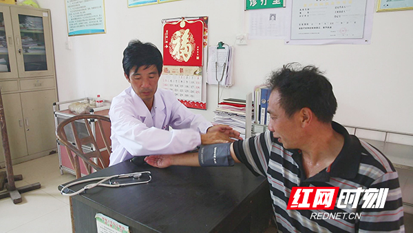衡东聂庆华：“郎中书记”治“穷病”