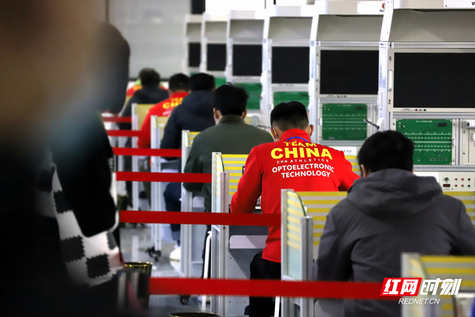 光电技术是中国于2020年向世赛组织申请成功的第46届世界技能大赛新增赛项，该项目根据光电广告产业实际需求设计，由LED霓虹灯、LED发光字、灯箱、LED点阵屏、LED RGB Screen和Power and wiring的制作及调试等六个模块组成，要求选手具有光电广告产品图纸识别、工艺设计、材料加工、电源布线、组装调试、信息编辑及管理维护等技能，由1名选手在22个小时内完成比赛内容。