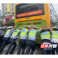 我为群众办实事|汽车“中暑”抛锚 石鼓交警出手相助