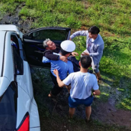 衡山：小车冲进路边泥田 警民联手救人