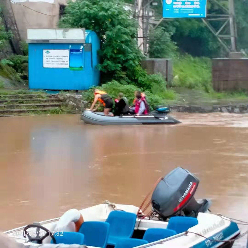 湖南耒阳：河流迅猛涨水4人被困河中央 当地紧急救援