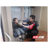 小孩迷路街头 蒸湘快警温情照顾为其找家人