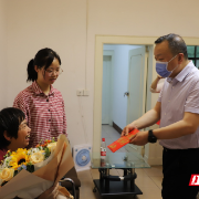 视频|带妈妈上大学的女孩搬家了 实习单位衡阳市中心医院上演爱心接力