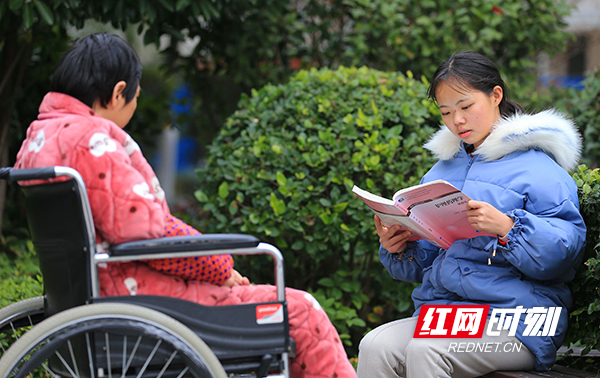 德行潇湘 | 00后女孩邹晴背着偏瘫妈妈上大学 如今再带妈妈实习