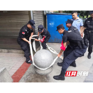 多个广场防撞石球被移动，常宁快警及时处置消除隐患