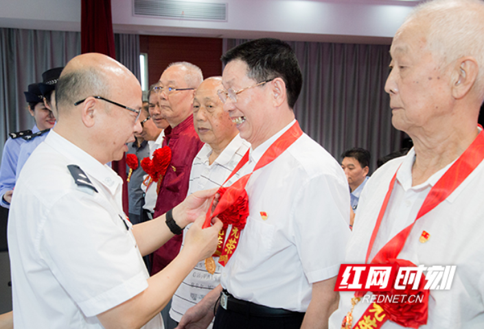 雁峰公安召开庆祝中国共产党成立100周年暨“两优一先”表彰大会