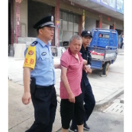 痴呆老人摔倒在地，衡山快警暖心救助送其回家