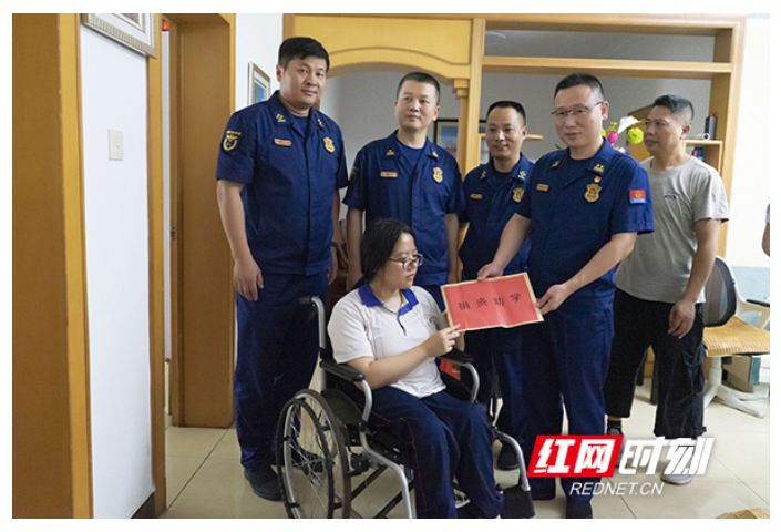 衡阳消防资助两名贫困学子圆大学梦