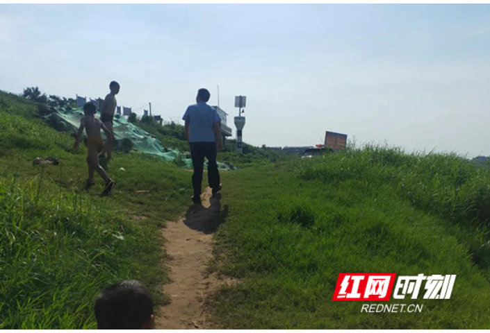 小孩结伴下河野泳降暑，民警到场及时劝阻