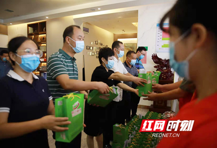 隔离不隔爱 “疫”路有温情——石鼓区开展疫情防控一线慰问活动