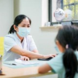 3岁女孩单眼视力200度，“哄娃神器”变“害娃利器”