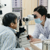 家人团聚却儿孙难辨，80岁老人白内障拖延险致双眼失明