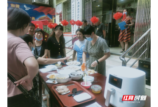 石鼓区：社区党员齐动手 制作“廉心”月饼感悟廉政文化
