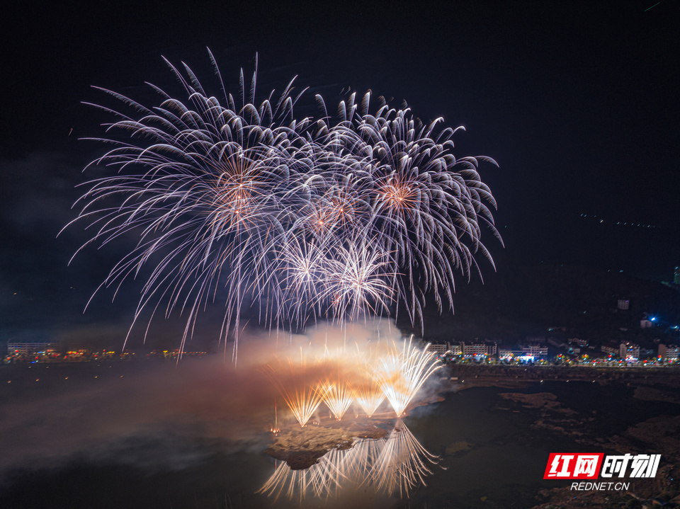 超燃烟花秀点亮湖南南岳夜空 游客市民共启春节庙会活动