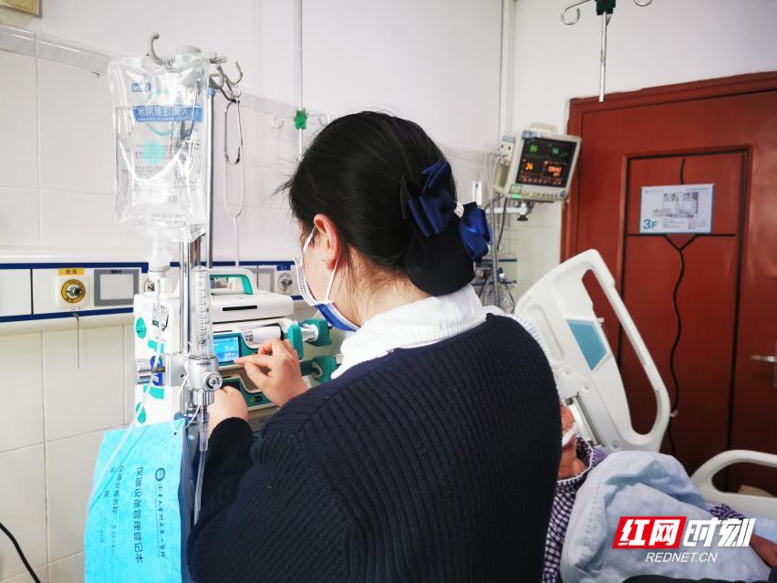 过渡病房，从其他科室增派的护理人员倪志珍已投入到忙碌的治疗工作。根据既往5年的经验，南华附一春节期间急诊量均超过两千人次，医院已调集医护人员进行支援。