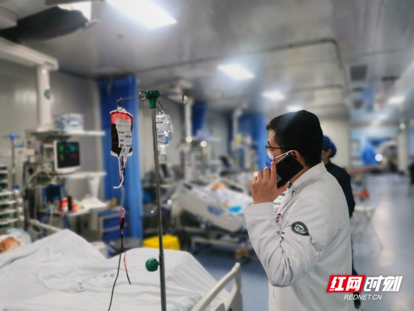 总住院医生刘宇，接到了急会诊的电话。春节即将到来，急诊重症监护室将成为院内重症患者集聚的三大救治阵地之一。而作为“总住院”，刘宇接下来三天都要“住”在医院。