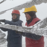 组图丨在湘南地区海拔最高监测哨所，记者和观冰员头发白了