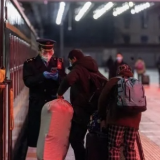 花高价还抢不到票?除诱导消费,抢票软件存个人隐私泄露风险