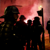 球迷涌上巴黎街头庆祝引发骚乱，警方发射催泪瓦斯