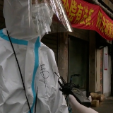 抗疫进行时丨党员突击队身穿“大白服”,睡在办公桌,他们这样守护上海小弄堂