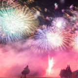 “绝景花火”烟花大会在日本山梨县举行