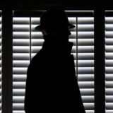 帮忙跑官、疏通关系、捞人消灾，透视问题官员被骗子拿捏过程