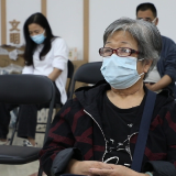 新华全媒+丨加强抗疫薄弱环节 各地暖心举措鼓励老年人接种新冠疫苗