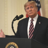 特朗普声称FBI拿走他的三本护照 网友:难道有潜逃风险?