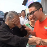 含泪挥别!乡村振兴队撤离,百余村民自发相送