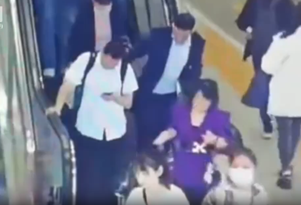 视频｜旅客在扶梯上突发心梗差点倒地 客运员冲上一把抱住