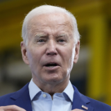 对夏威夷火灾“不予置评”的拜登表示哀悼,称将很快前往毛伊岛