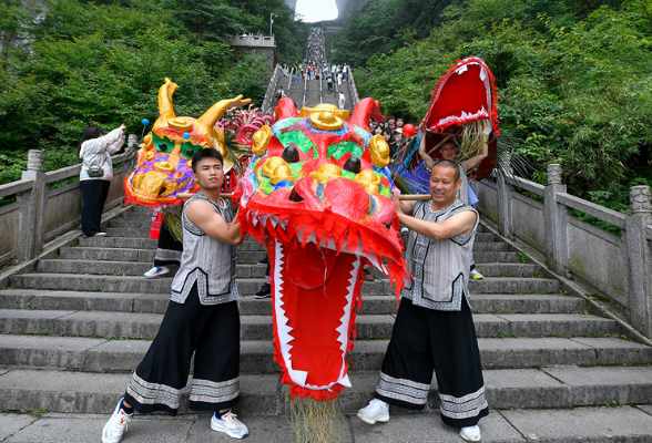 “非遗+民俗”精彩绽放张家界天门山景区 游客乐在其中