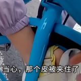 脚被死死卡住！这种“带娃神器”别再用了