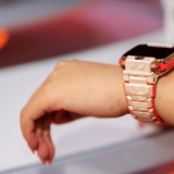 小学生沉迷“刷赞当大佬”，电话手表的社交乱象如何规范？