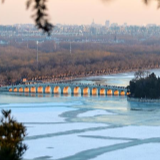 颐和园十七孔桥现“金光穿洞”美景