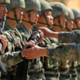 为千余名新兵授枪，现场震撼！