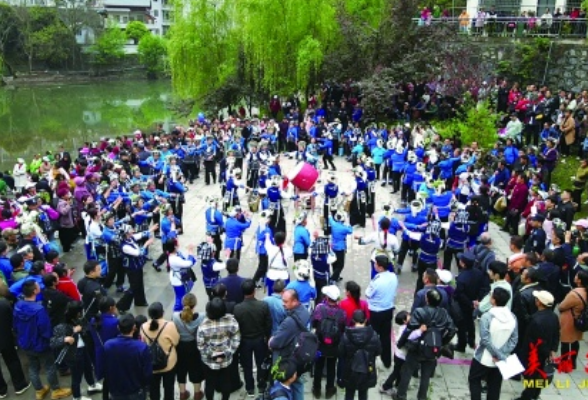 头裹花帕插柳抢歌，湖南这地方歌会祭祖