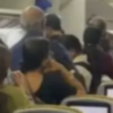 印度航空一航班出现引擎故障，乘客被迫下机