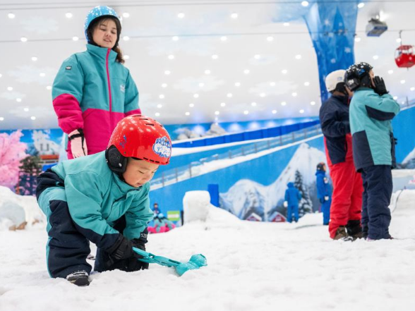 湖南：冰雪中躲避高温红色预警
