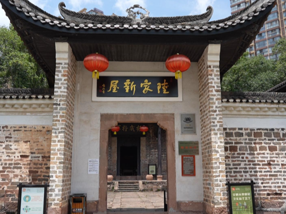 重走英雄之城③ | 弹洞墙垣间，瞥见历史与蓝天