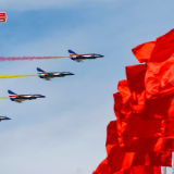 中国战机与红旗绝美同框！