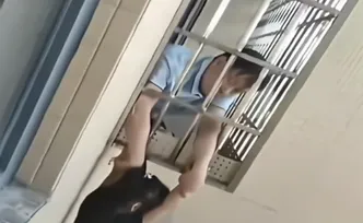 惊险！湖南一女童从20楼坠落至13楼，14楼邻居一把拽住
