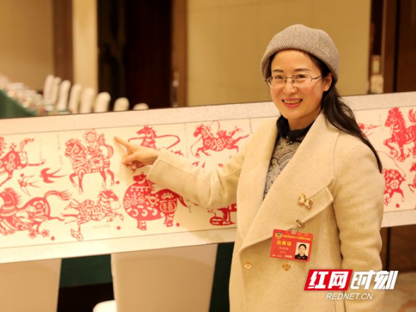 特写丨从课堂到两会现场 这位委员带着20.26米的百骏图剪纸赴约